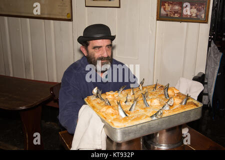 Fowey, Cornwall, UK. 23 Dez, 2017. Tom Bawcocks Eve. Die legendären Tom Bawcock gespeichert das Dorf von Mousehole aus Hunger, indem er Fische in einen schweren Sturm. Während des Festivals eine Stargazy pie gemischter Fisch, Eier und Kartoffel mit Fisch Köpfe und Schwänze aus der Torte kleben. Die Torte ist in der Regel kostenlos in der lokalen Ship Inn serviert. Foto: Simon Maycock/Alamy leben Nachrichten Stockfoto