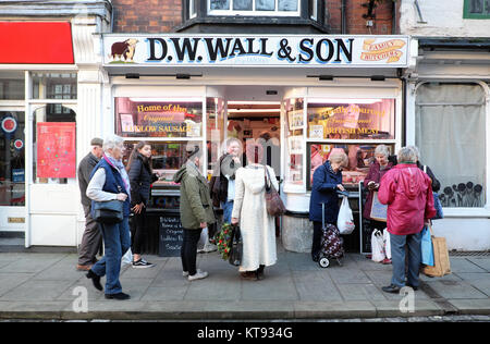 Ludlow, Shropshire, Großbritannien - 23 Dez, 2017. Kunden Warteschlange ihre Xmas frisches Fleisch Aufträge aus einer der Familie Metzgereien in der Marktgemeinde Ludlow - Kreditkarten: Steven Mai/Alamy Leben Nachrichten zu sammeln Stockfoto