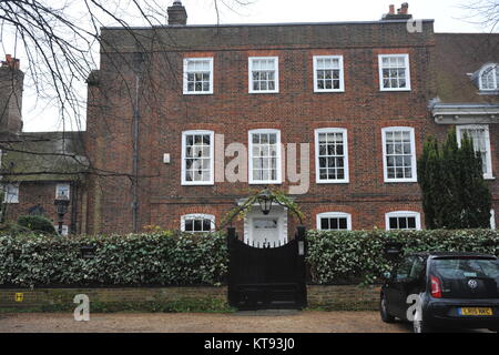 London, Großbritannien. 23 Dez, 2017. George Michael's House In The Grove in Highgate, nördlich von London, Tribute außerhalb des Highgate Haus von George Michael als der erste Jahrestag seines Todes Ansätze. Credit: JOHNNY ARMSTEAD/Alamy leben Nachrichten Stockfoto