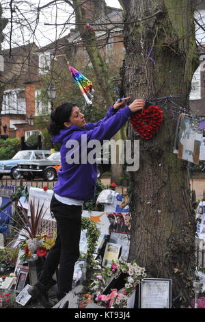 London, Großbritannien. 23 Dez, 2017. Tonia von der Nächstenliebe Freiheit 4 George Michael. Tribute außerhalb des Highgate Haus von George Michael als der erste Jahrestag seines Todes Ansätze. Credit: JOHNNY ARMSTEAD/Alamy leben Nachrichten Stockfoto