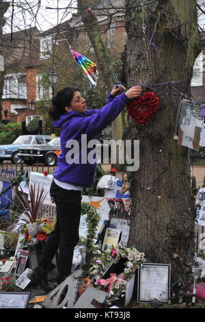 London, Großbritannien. 23 Dez, 2017. Tonia von der Nächstenliebe Freiheit 4 George Michael. Tribute außerhalb des Highgate Haus von George Michael als der erste Jahrestag seines Todes Ansätze. Credit: JOHNNY ARMSTEAD/Alamy leben Nachrichten Stockfoto