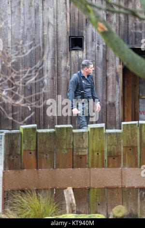 ZSL London Zoo, London, UK. 23 Dez, 2017. Feuerwehrleute, Ermittler, zoo Mitarbeiter und Pfleger Bewertung der Schäden und die Suche nach den vier Erdmännchen fehlt noch an dieser Stelle, nach Misha das Erdferkel leider gefunden wurde als Folge des Feuers gestorben zu sein. Brach ein Feuer aus, die sich auf die tierischen Abenteuer Shop und Cafe Bereich, und Teile der Einhausungen der beliebten Londoner Institution im Regents Park. Der Brand unter Kontrolle gebracht wurde, den Zoo bleibt für die Öffentlichkeit geschlossen. Credit: Imageplotter Nachrichten und Sport/Alamy leben Nachrichten Stockfoto