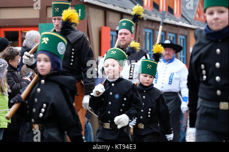 Annaberg-Buchholz, Deutschland. 23 Dez, 2017. Mitglieder der verschiedenen Verbände (Bergmanns-, Hütten- und Knappenvereine) machen sich auf den Weg durch die Innenstadt während der traditionellen Bergparade (lit. berg Parade) in Annaberg-Buchholz, Deutschland, 23. Dezember 2017. Rund 1.000 Teilnehmer aus Sachsen, anderen deutschen Regionen, und in der Tschechischen Republik nahmen an der Prozession. Credit: Sebastian Willnow/dpa-Zentralbild/dpa/Alamy leben Nachrichten Stockfoto