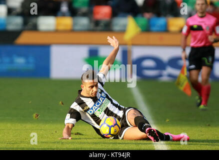 Udine, Italien. 23 Dez, 2017. Italien, Udine: Udinese defender Kadhim Ali Adnan steuert die Kugel während der Serie ein Fußballspiel zwischen Udinese Calcio v Hellas Verona FC am Dacia Arena Stadium am 23. Dezember, 2017. Quelle: Andrea Spinelli/Alamy leben Nachrichten Stockfoto