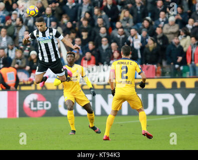 Udine, Italien. 23 Dez, 2017. Italien, Udine: Udinese defender Kadhim Ali Adnan (L) steuert die Kugel während der Serie ein Fußballspiel zwischen Udinese Calcio v Hellas Verona FC am Dacia Arena Stadium am 23. Dezember, 2017. Quelle: Andrea Spinelli/Alamy leben Nachrichten Stockfoto