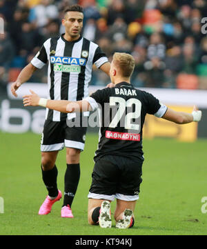 Udine, Italien. 23 Dez, 2017. Italien, Udine: Udinese defender Kadhim Ali Adnan (L) sieht Udinese Player's Antonin Barak (R) während der Serie ein Fußballspiel zwischen Udinese Calcio v Hellas Verona FC am Dacia Arena Stadium am 23. Dezember, 2017. Quelle: Andrea Spinelli/Alamy leben Nachrichten Stockfoto