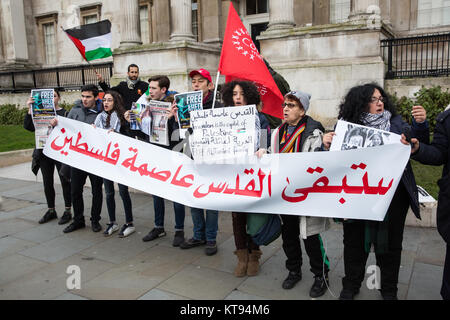 London, Großbritannien. 23 Dez, 2017. Pro-Palestinian Aktivisten protestieren auf dem Trafalgar Square, der für die Freigabe durch die israelischen Behörden der Mitglieder der Tamimi Familie zu nennen, insbesondere die 16-jährige Frau Ahed Tamimi, aus dem Dorf der Nabi Saleh in der West Bank. Ahed Tamimi zurückgehalten wurde von israelischen Soldaten bei einer Razzia auf das Haus ihrer Familie bei 4 am 19. Dezember bin. Ahed's Mutter, Nariman, und Cousin Nour haben auch festgenommen worden. Credit: Mark Kerrison/Alamy leben Nachrichten Stockfoto