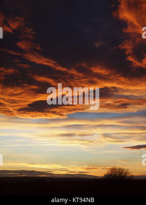 Newcastle Upon Tyne, 23 Dec, 2017, UK Wetter. Eine dramatische cloudscape durch die untergehende Sonne über der Mündung des Flusses Tyne in Tynemouth, North Tyneside. Credit: James Walsh/Alamy leben Nachrichten Stockfoto