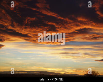 Newcastle Upon Tyne, 23 Dec, 2017, UK Wetter. Eine dramatische cloudscape durch die untergehende Sonne über der Mündung des Flusses Tyne in Tynemouth, North Tyneside. Credit: James Walsh/Alamy leben Nachrichten Stockfoto