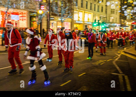 London, Großbritannien. 23 Dez, 2017. Eine Horde von rollerblading Weihnachtsmänner nach unten skate Oxford Street wie Käufer London auf der zweiten letzten Einkaufstage Menschenmenge vor Weihnachten. Credit: Paul Davey/Alamy leben Nachrichten Stockfoto