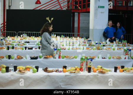 Danzig, Polen. 23 Dez, 2017. Über 500 Menschen nehmen an den Weihnachtsabend Mahlzeit in Danzig, Polen, am 23. Dezember traditionelle polnische Weihnachten Mahlzeit 2017 wurde von christlichen Organisationen organisiert. Personen ein spezielles Wafer beim Austausch von Weihnachtsgrüße. Obdachlosen und Armen wurden mit traditionellen polnischen Bigos, Pierogi, Brot und Kuchen bewirtet. Quelle: Michal Fludra/Alamy leben Nachrichten Stockfoto