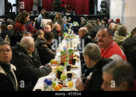 Danzig, Polen. 23 Dez, 2017. Über 500 Menschen nehmen an den Weihnachtsabend Mahlzeit in Danzig, Polen, am 23. Dezember traditionelle polnische Weihnachten Mahlzeit 2017 wurde von christlichen Organisationen organisiert. Personen ein spezielles Wafer beim Austausch von Weihnachtsgrüße. Obdachlosen und Armen wurden mit traditionellen polnischen Bigos, Pierogi, Brot und Kuchen bewirtet. Quelle: Michal Fludra/Alamy leben Nachrichten Stockfoto