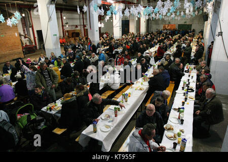 Danzig, Polen. 23 Dez, 2017. Über 500 Menschen nehmen an den Weihnachtsabend Mahlzeit in Danzig, Polen, am 23. Dezember traditionelle polnische Weihnachten Mahlzeit 2017 wurde von christlichen Organisationen organisiert. Personen ein spezielles Wafer beim Austausch von Weihnachtsgrüße. Obdachlosen und Armen wurden mit traditionellen polnischen Bigos, Pierogi, Brot und Kuchen bewirtet. Quelle: Michal Fludra/Alamy leben Nachrichten Stockfoto