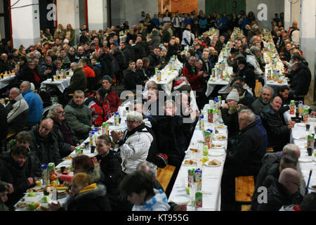 Danzig, Polen. 23 Dez, 2017. Über 500 Menschen nehmen an den Weihnachtsabend Mahlzeit in Danzig, Polen, am 23. Dezember traditionelle polnische Weihnachten Mahlzeit 2017 wurde von christlichen Organisationen organisiert. Personen ein spezielles Wafer beim Austausch von Weihnachtsgrüße. Obdachlosen und Armen wurden mit traditionellen polnischen Bigos, Pierogi, Brot und Kuchen bewirtet. Quelle: Michal Fludra/Alamy leben Nachrichten Stockfoto