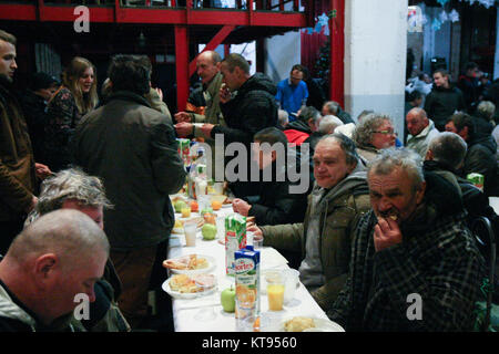 Danzig, Polen. 23 Dez, 2017. Über 500 Menschen nehmen an den Weihnachtsabend Mahlzeit in Danzig, Polen, am 23. Dezember traditionelle polnische Weihnachten Mahlzeit 2017 wurde von christlichen Organisationen organisiert. Personen ein spezielles Wafer beim Austausch von Weihnachtsgrüße. Obdachlosen und Armen wurden mit traditionellen polnischen Bigos, Pierogi, Brot und Kuchen bewirtet. Quelle: Michal Fludra/Alamy leben Nachrichten Stockfoto