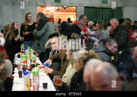 Danzig, Polen. 23 Dez, 2017. Über 500 Menschen nehmen an den Weihnachtsabend Mahlzeit in Danzig, Polen, am 23. Dezember traditionelle polnische Weihnachten Mahlzeit 2017 wurde von christlichen Organisationen organisiert. Personen ein spezielles Wafer beim Austausch von Weihnachtsgrüße. Obdachlosen und Armen wurden mit traditionellen polnischen Bigos, Pierogi, Brot und Kuchen bewirtet. Quelle: Michal Fludra/Alamy leben Nachrichten Stockfoto