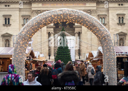 Budapest, Ungarn. 23 Dez, 2017. Weihnachtsmarkt an der Basilika in Budapest Credit: Veronika Pfeiffer/Alamy leben Nachrichten Stockfoto