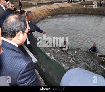 Ismailia, Kairo, Ägypten. 23 Dez, 2017. Der ägyptische Präsident Abdel-Fattah al-Sisi nimmt Teil bei der Einleitung einer Reihe von Entwicklungsprojekten in den Suezkanal in Ismailia, Ägypten, am 23. Dezember 2017 Quelle: Der ägyptische Präsident Büro/APA-Images/ZUMA Draht/Alamy leben Nachrichten Stockfoto