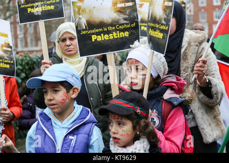 London, Großbritannien. 23 Dez, 2017. Protest vor der amerikanischen Botschaft Verurteilung Donald Trump Erklärung der "Anerkennung" von Jerusalem als Hauptstadt von Israel. 23 Dez, 2017. Credit: Penelope Barritt/Alamy leben Nachrichten Stockfoto