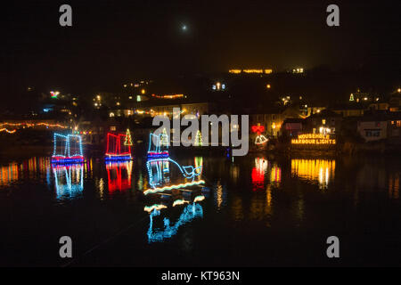 Fowey, Cornwall, UK. 23. Dezember 2017. Tom Bawcocks Eve. Die legendären Tom Bawcock gespeichert das Dorf von Mousehole aus Hunger, indem er Fische in einen schweren Sturm. Foto: Simon Maycock/Alamy leben Nachrichten Stockfoto