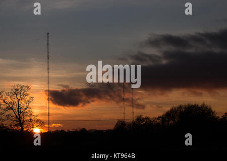 Kidderminster, Großbritannien. 23. Dezember, 2017. UK Wetter: mit klaren Abend Himmel über dem Upton Warren Naturschutzgebiet in Worcestershire, alle spät sind die Besucher zu einem fabelhaften Sonnenuntergang durch eine klare Sicht auf das waxing Crescent Moon behandelt. Quelle: Lee Hudson/Alamy leben Nachrichten Stockfoto