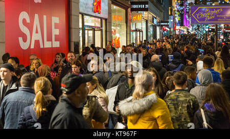 Die Oxford Street, London, 23. Dezember 2017. Am Abend vor Heiligabend, das milde Wetter hat Tausende von last minute Shopper, Surfen für Schnäppchen und präsentiert, genießen die Weihnachtsbeleuchtung und einem Bummel entlang den überfüllten Bürgersteige. Credit: Imageplotter Nachrichten und Sport/Alamy leben Nachrichten Stockfoto