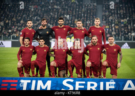 Turin, Italien. 23 Dez, 2017. Als Roma Team vor dem Fußballspiel Serie A: Juventus FC vs AS Roma. Juventus Turin gewann 1:0 bei der Allianz Stadion in Turin, Italien, 23. Dezember 2017. Credit: Alberto Gandolfo/Alamy leben Nachrichten Stockfoto