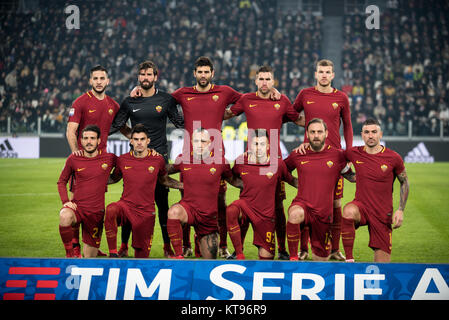 Turin, Italien. 23 Dez, 2017. Als Roma Team vor dem Fußballspiel Serie A: Juventus FC vs AS Roma. Juventus Turin gewann 1:0 bei der Allianz Stadion in Turin, Italien, 23. Dezember 2017. Credit: Alberto Gandolfo/Alamy leben Nachrichten Stockfoto