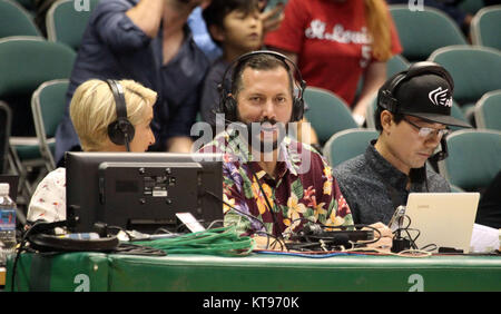 Hawaii, USA. 23 Dez, 2017. Dezember 23, 2017 - Ansager Kanoa Leahey anrufe Spiel zwischen USC Trojans und die mittleren Tennessee blauen Räuber an der Hawaiian Airlines Diamond Head Classic in der Stan Polizeichef-Mitte auf dem Campus der Universität von Hawaii in Honolulu, Hawaii - Michael Sullivan/CSM Credit: Cal Sport Media/Alamy leben Nachrichten Stockfoto