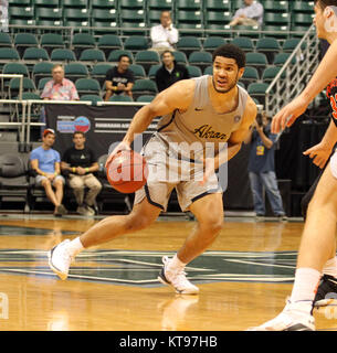 Hawaii, USA. 23 Dez, 2017. Dezember 23, 2017 - Akron Zips guard Malcolm Duvivier (4) dribbelt während des Spiels zwischen Princeton Tigers und die Akron Reißverschlüsse an der Hawaiian Airlines Diamond Head Classic in der Stan Polizeichef-Mitte auf dem Campus der Universität von Hawaii in Honolulu, Hawaii - Michael Sullivan/CSM Credit: Cal Sport Media/Alamy leben Nachrichten Stockfoto