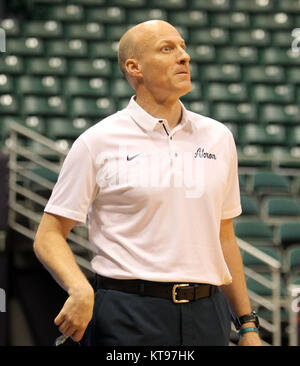 Hawaii, USA. 23 Dez, 2017. Dezember 23, 2017 - Akron Zips Head Coach John groce während des Spiels zwischen Princeton Tigers und die Akron Reißverschlüsse an der Hawaiian Airlines Diamond Head Classic in der Stan Polizeichef-Mitte auf dem Campus der Universität von Hawaii in Honolulu, Hawaii - Michael Sullivan/CSM Credit: Cal Sport Media/Alamy leben Nachrichten Stockfoto