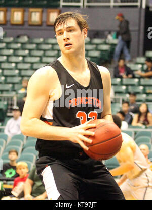 Hawaii, USA. 23 Dez, 2017. Dezember 23, 2017 - Princeton Tigers freuen Sebastian Viel (33) packt die Erholung während des Spiels zwischen Princeton Tigers und die Akron Reißverschlüsse an der Hawaiian Airlines Diamond Head Classic in der Stan Polizeichef-Mitte auf dem Campus der Universität von Hawaii in Honolulu, Hawaii - Michael Sullivan/CSM Credit: Cal Sport Media/Alamy leben Nachrichten Stockfoto