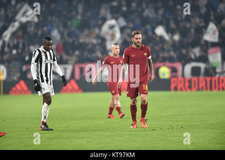 Turin, Italien. 23 Dez, 2017. Blaise Matudi (Juventus FC), Daniele De Rossi (AS Roma), während die Serie ein Fußballspiel zwischen FC Juventus und AS Roma bei der Allianz Stadion am 23 Dezember, 2017 in Turin, Italien. Credit: Antonio Polia/Alamy leben Nachrichten Stockfoto