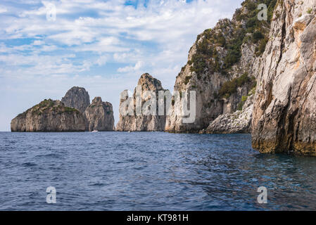 Blick auf Klippe Küste von Capri, die Insel mit der berühmten Faragioni Felsen, Italien Stockfoto