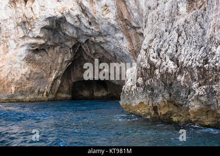 Meereshöhle an der felsigen Küste der Insel Capri, Italien Stockfoto