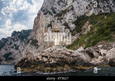 Leuchtturm auf Felsen am Eingang des Hafens Capri, Italien Stockfoto