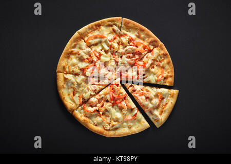 Pizza Hawaii auf schwarzen Stein Hintergrund isoliert Stockfoto