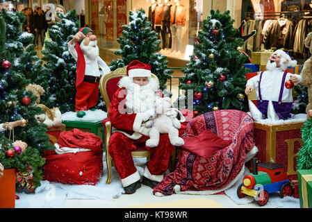 Santa Claus in seiner Grotte in der St. Georges Einkaufszentrum, Preston, Lancashire. Stockfoto