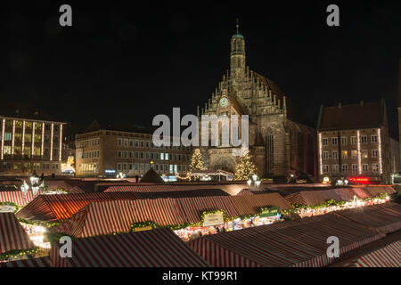 Nürnberg, Deutschland - Dezember 7th, 2017: Weihnachtsmarkt in Nürnberg nachts beleuchtet Stockfoto