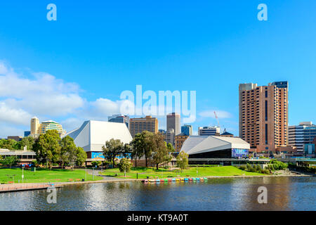 Adelaide, Australien - Januar 13, 2017: Adelaide City Skyline mit seinem Wahrzeichen Gebäude, die über Torrens River in Elder Park gesehen auf einem hellen Tag Stockfoto