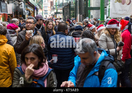 Menschenmassen in Borough Market, Shopping und Browsen in den Hallen, Southwark, London, UK Stockfoto