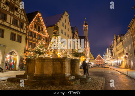 Ein festlich geschmückter Brunnen in der Nähe des Weihnachtsmarktes in Rothenburg o.d. Tauber, Deutschland Stockfoto