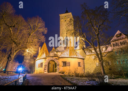 Die beleuchteten historischen Burg Tor und Turm in Rothenburg o.d. Tauber, Deutschland bei Nacht Stockfoto