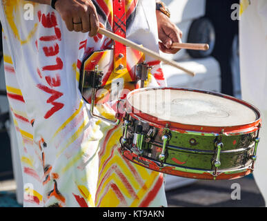 Schlagzeuger spielt Snare Drum auf der karibischen Insel Stockfoto