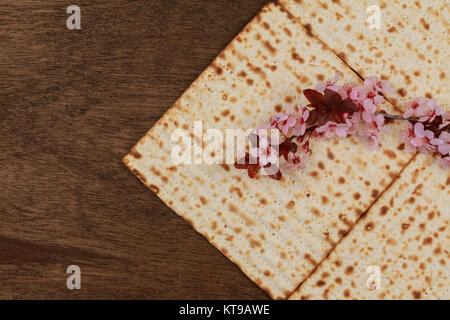 Pessach-Stillleben mit Wein und Matzoh jüdischen Pessach Brot Stockfoto