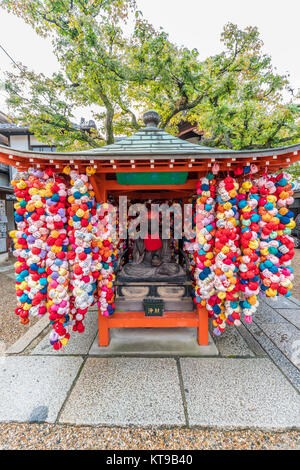 Kukurizaru runder, ballförmiger Talisman aus Stoff im Yasaka Koshindo, dem Koshin-san oder Shomen Kongo ein blauer, hüterhalsiger Krieger gewidmet Stockfoto