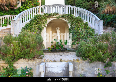 Statue und Treppen in der Florentinischen Garten der Villa Ephrussi de Rothschild, auch als Villa Île-de-France, Villefranche-sur-Mer, Côte d'Azur, fr Stockfoto