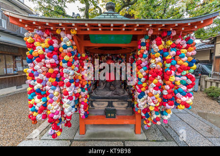 Kukurizaru runder, ballförmiger Talisman aus Stoff im Yasaka Koshindo, dem Koshin-san oder Shomen Kongo ein blauer, hüterhalsiger Krieger gewidmet Stockfoto