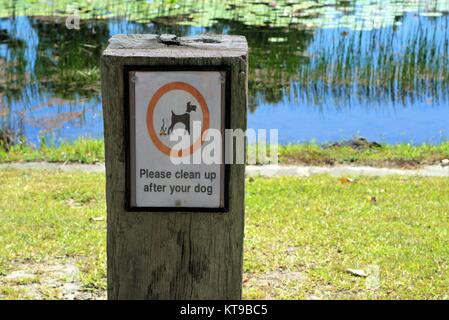 Schild sagt "Bitte reinigen Sie nach Ihrem Hund' im Park in Australien Stockfoto