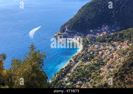 Blick über die Côte d'Azur Alpes Maritimes in Richtung Eze-sur-Mer und Cap Roux, Cote d'Azur, Frankreich Stockfoto